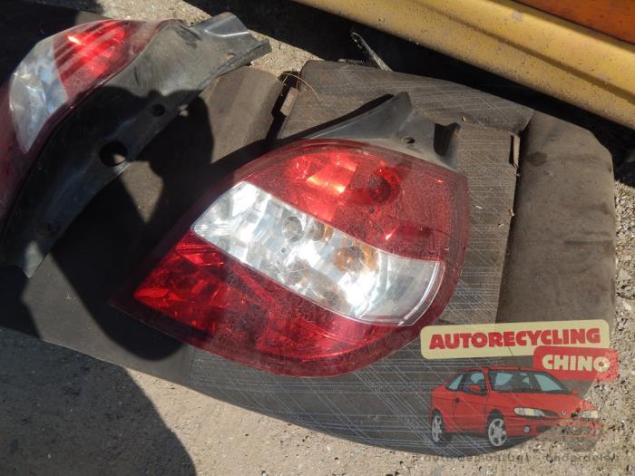Feu arrière droit d'un Renault Clio, Autos : Pièces & Accessoires, Éclairage, Renault, Utilisé, 3 mois de garantie, Enlèvement ou Envoi