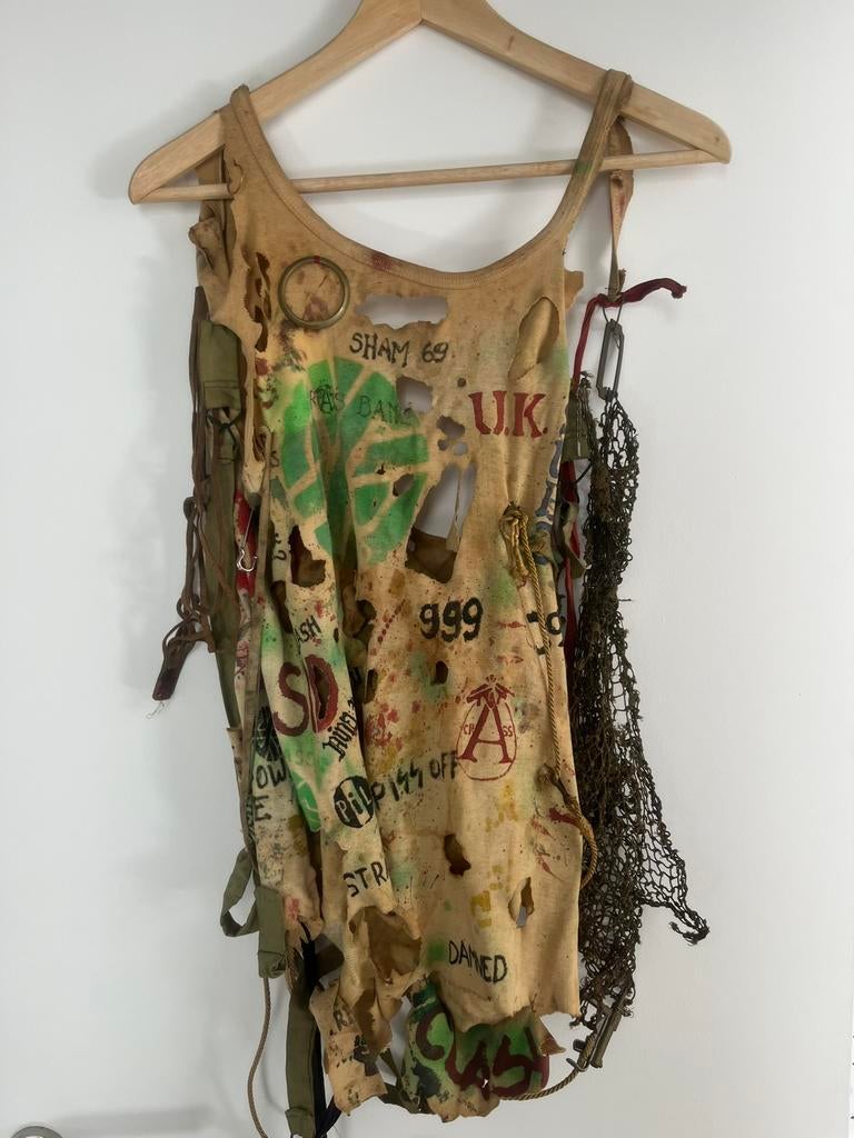 origineel punk art t shirt met pins prints holes, Collections, Broches, Pins & Badges, Enlèvement ou Envoi, Utilisé