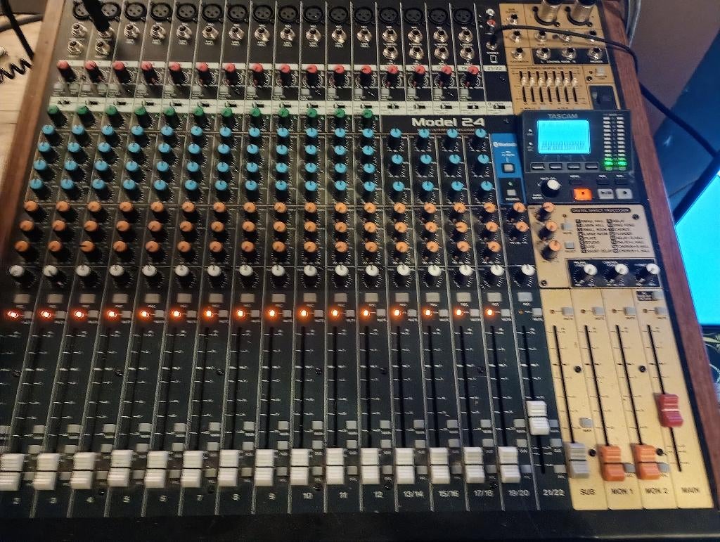Tascam model 24, Enlèvement, Utilisé, 20 canaux ou plus, Entrée micro
