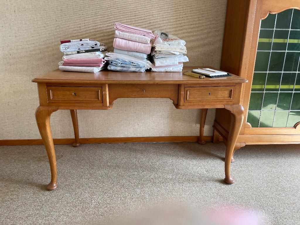 Bureau met twee lades, Huis en Inrichting, Kasten | Secretaires, Ophalen, Zo goed als nieuw, Klassiek