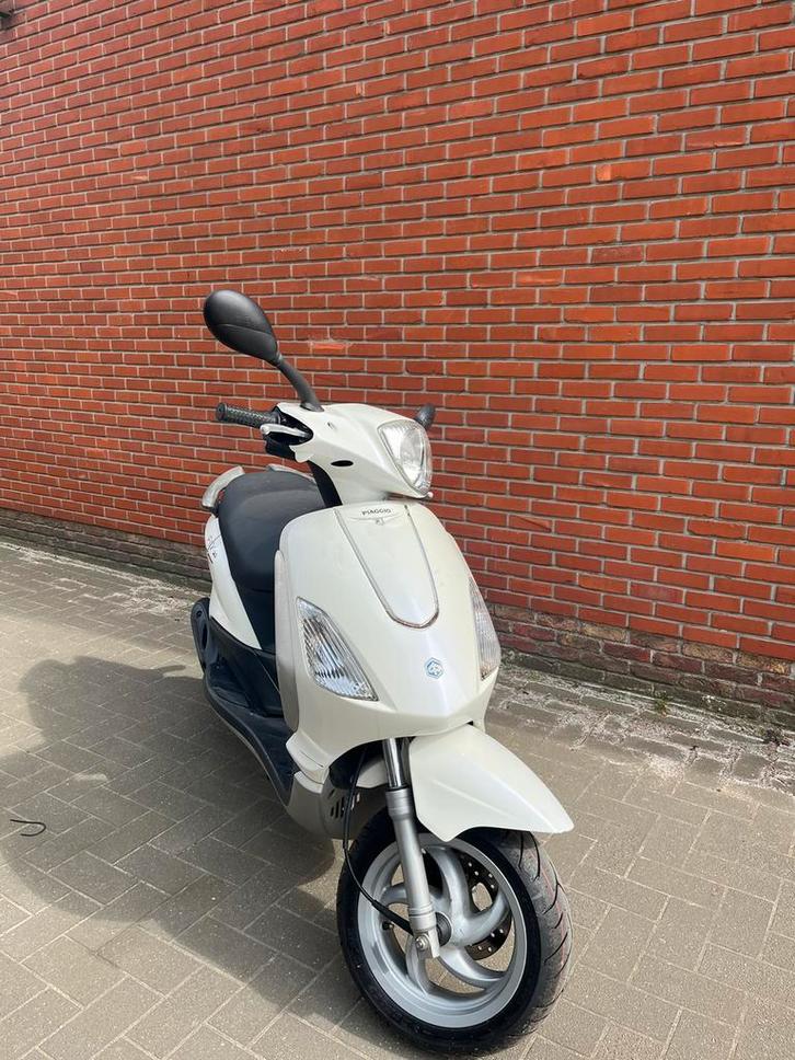 Piaggio Fly - A klasse - 4 Takt - Parelmoer wit, Vélos & Vélomoteurs, Scooters | Piaggio, Comme neuf, Fly, Classe A (25 km/h)