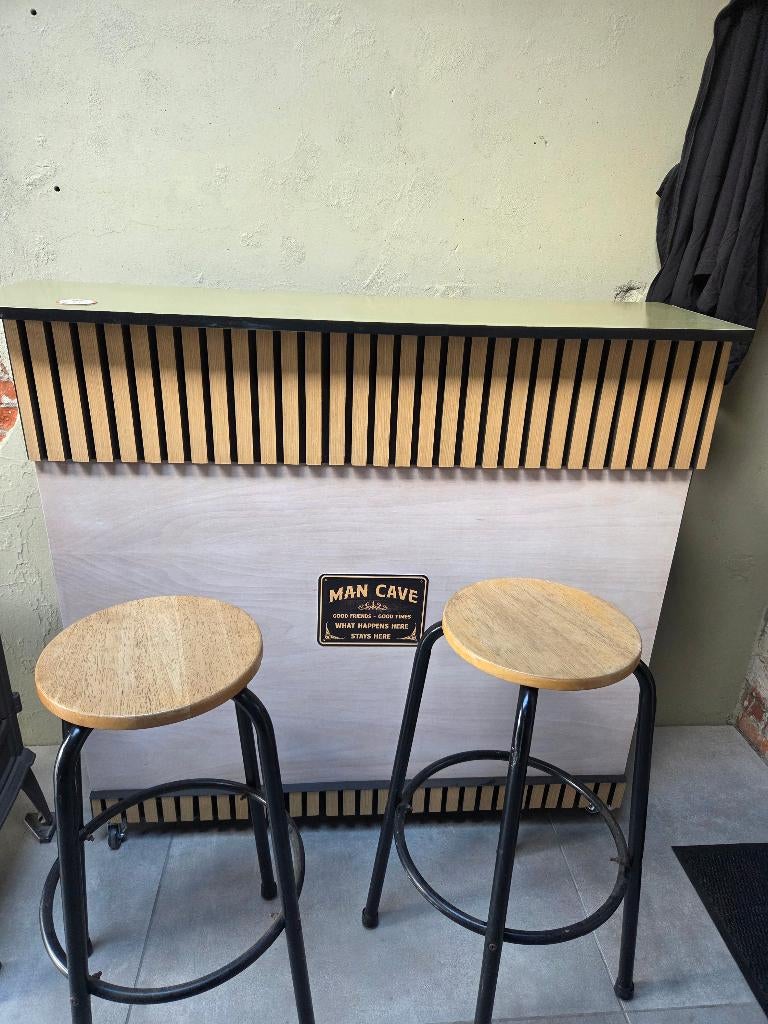 Bar + 2 krukken, Huis en Inrichting, Barren, Ophalen, Inclusief barstoelen