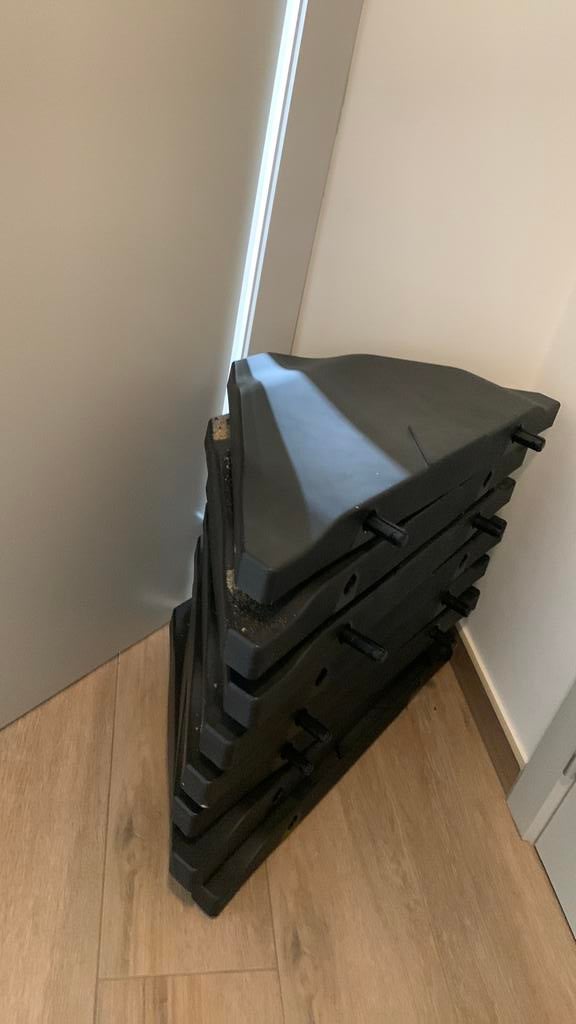 4 dalles remplis de sable (poid40kg) pour parasol exterieur, Enlèvement, Utilisé, Étanche