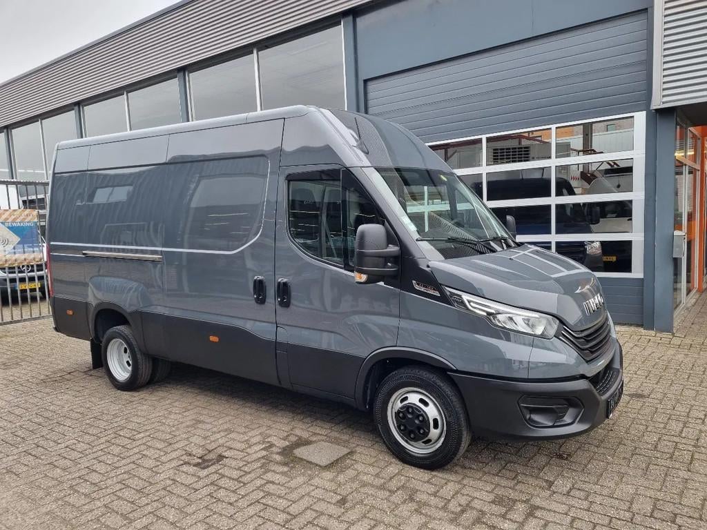 Iveco Daily 35C18 3.0D L2H2 HI-MATIC EURO 6 (bj 2023), Auto's, Bestelwagens en Lichte vracht, Automaat, Achterwielaandrijving