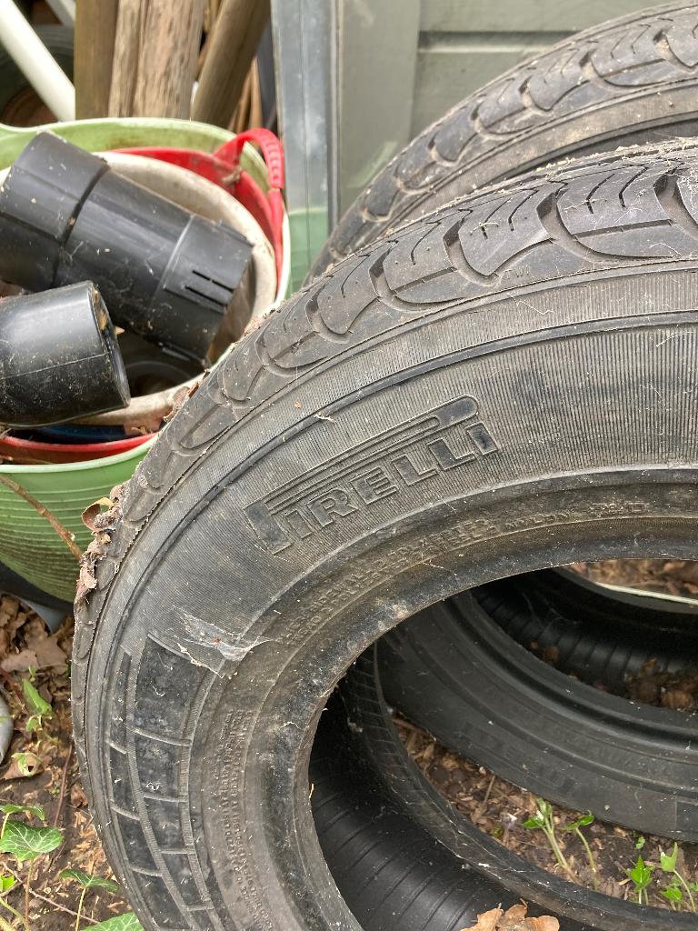 2 pneus d'été pour camping-cars Pirelli 215/70, Autos : Pièces & Accessoires, 15 pouces, 215 mm, Pneus été, Véhicule utilitaire