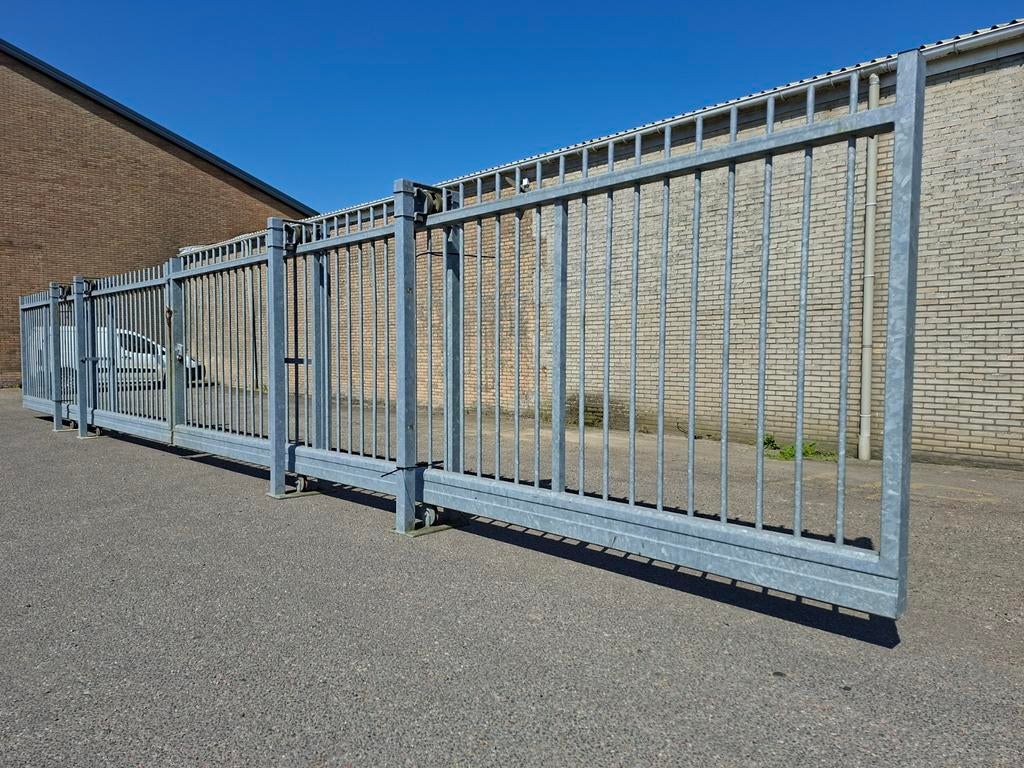 Dubbele vrijdragende schuifpoort, Ophalen