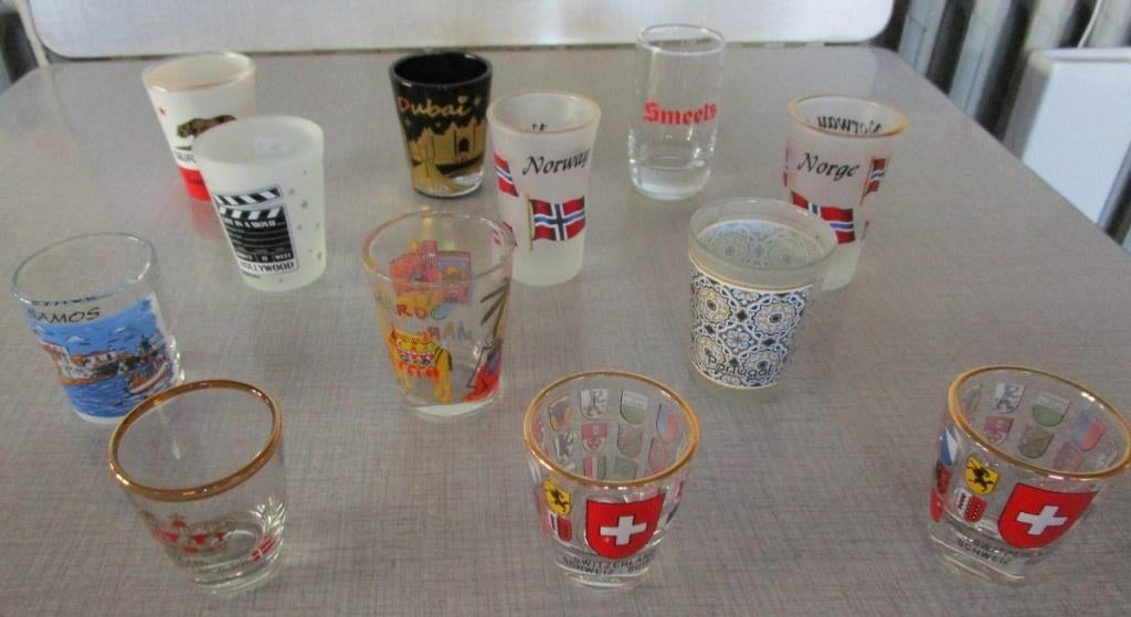 Collectie van 12 shotglaasjes van overal in de wereld, Ophalen of Verzenden, Zo goed als nieuw, Borrel- of Shotglas