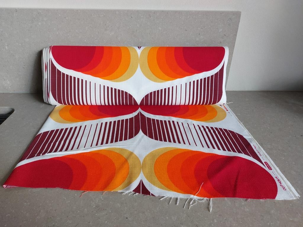 Vintage stof - rood oranje geel, Hobby en Vrije tijd, Ophalen, Rood