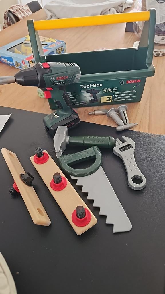 Gereedschapskoffer met attributen, Ophalen