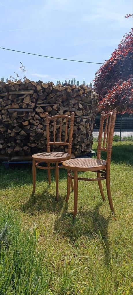 Twee retro houten stoelen -
15 euro voor de twee, Tuin en Terras, Ophalen