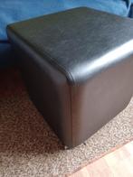 Kleine, zwarte lederen poef op wieltjes,  NIEUW!, Huis en Inrichting, Ophalen, Nieuw, Leer