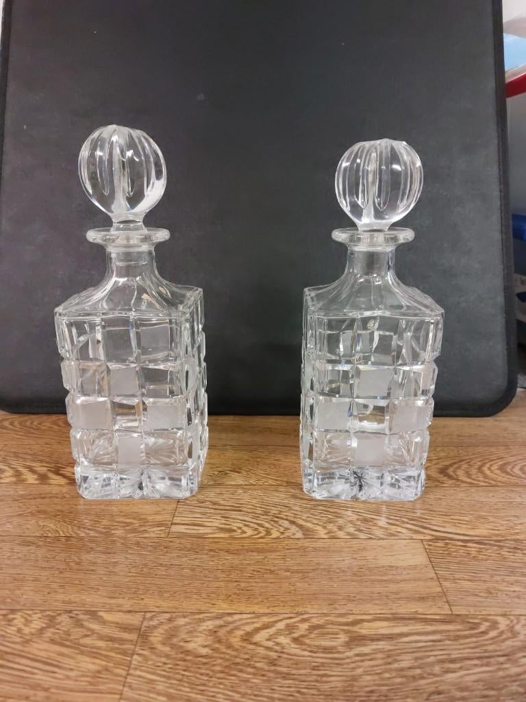 Twee vierkante kristallen karaffen, Enlèvement