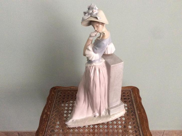 DECORATIEF PORSELEIN BEELD "LLADRO ", Verzamelen, Beelden en Beeldjes, Zo goed als nieuw, Ophalen