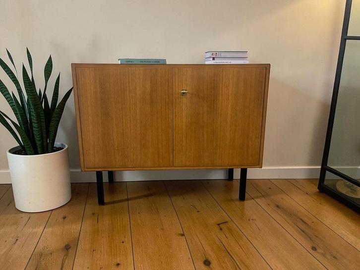 vintage houten kastje met zwart metalen poten, Antiek en Kunst, Curiosa en Brocante, Ophalen