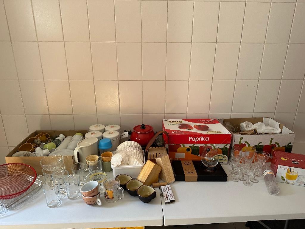 Articles de brocante - 6 boîtes - état neuf et neuf, Enlèvement