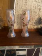 Twee opaline glazen vazen met handgeschilderde bloemen, Ophalen