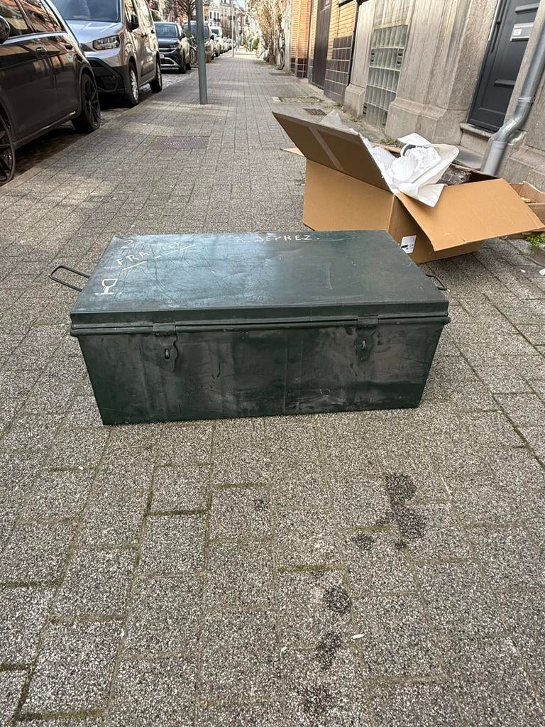 Malle militaire vintage en métal — très bonne condition, Enlèvement