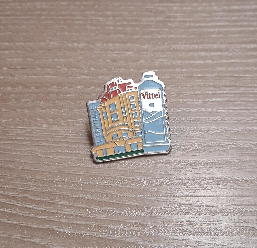 PIN - VITTEL - WATER - EAU MINÉRALE, Collections, Envoi, Utilisé, Marque, Insigne ou Pin's