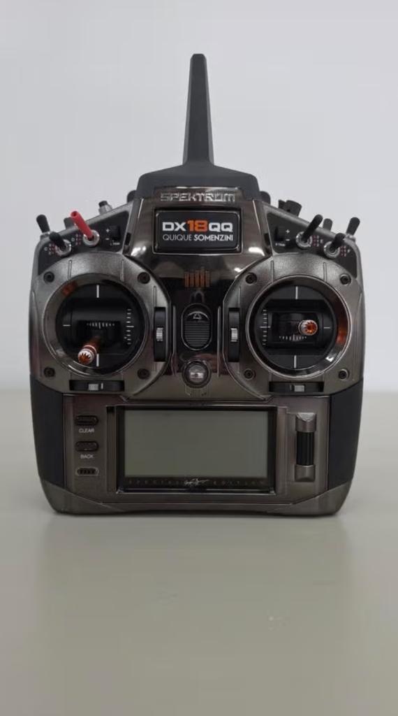 Édition spéciale Spektrum DX18QQ, Hobby & Loisirs créatifs, Modélisme | Radiocommandé & Téléguidé | Avions, Comme neuf, Électro