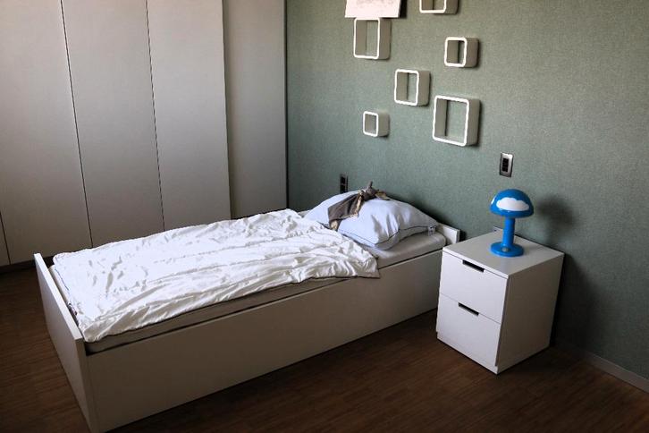 twee  eenpersoonsbedden, Maison & Meubles, Chambre à coucher | Lits, Comme neuf, Une personne, 90 cm, 210 cm, Bois, Blanc, Enlèvement