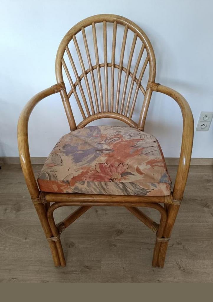 Vier identieke, comfortabele stoelen in rotan., Ophalen, Vier