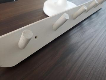 Stevige houten kapstok beschikbaar voor biedingen