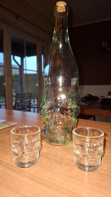 Skull fles en glazen  beschikbaar voor biedingen