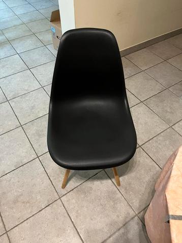 2 eetstoelen beschikbaar voor biedingen