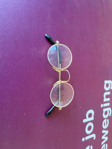 Oude bril beschikbaar voor biedingen