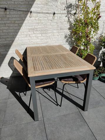Terrastafel met 4 stoelen beschikbaar voor biedingen