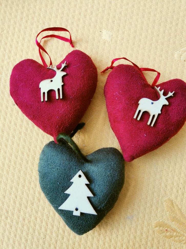 3x Hartvormig kussentje met houten figuurtje. Kerstbal, Diversen, Kerst, Zo goed als nieuw, Ophalen of Verzenden