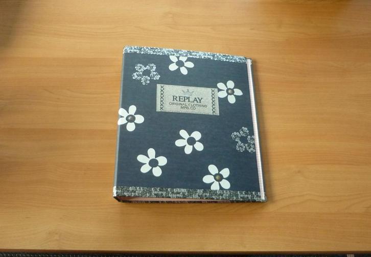 Donkergrijze bloemen A4 map ringmap documentenmap ordner, Diversen, Schoolbenodigdheden, Ophalen of Verzenden