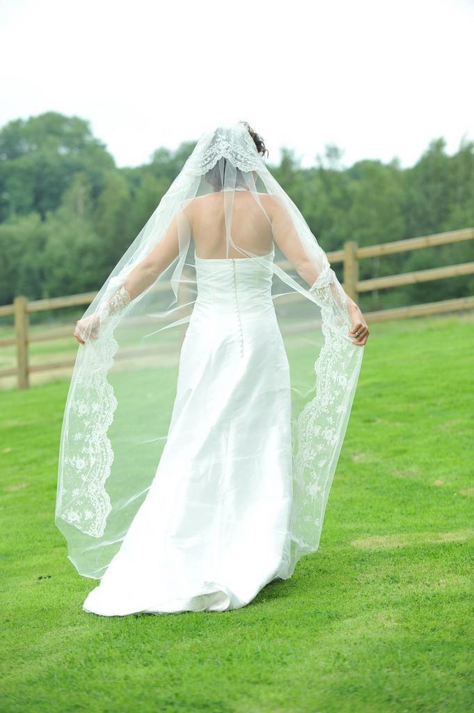 Robe de mariee en soie sauvage taille 36-38, Vêtements | Femmes, Vêtements de mariage & Accessoires de mariage, Porté, Robe de mariée