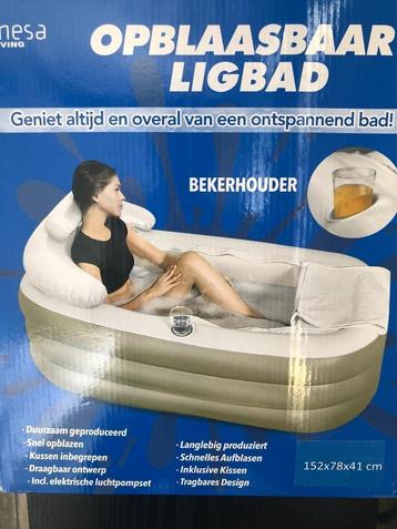 Opblaasbaar Ligbad met Bekerhouder beschikbaar voor biedingen