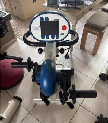 Motomed via 2 armen en benen in zeer goede staat . Zwart wit beschikbaar voor biedingen