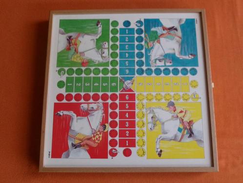 COFFRET EN BOIS AVEC SES DIVERS JEUX, Hobby en Vrije tijd, Gezelschapsspellen | Overige, Gebruikt, Een of twee spelers, Drie of vier spelers