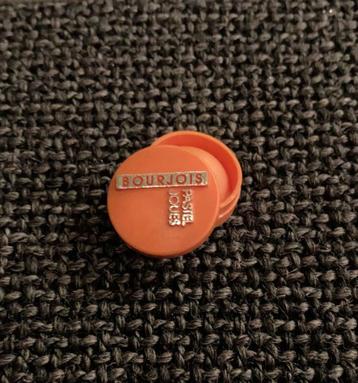 PIN - BOURJOIS - PASTEL JOUES - BLUSH - COSMETICA, Envoi, Comme neuf, Marque, Insigne ou Pin's