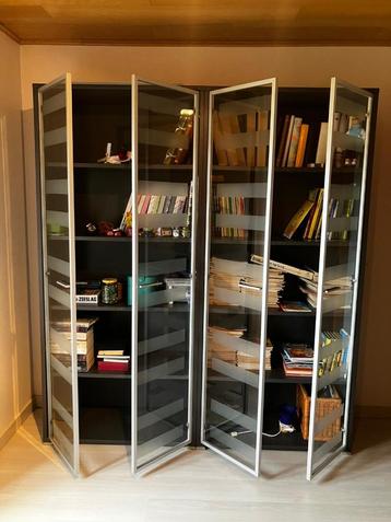 2 boekenkasten met glazen deuren beschikbaar voor biedingen