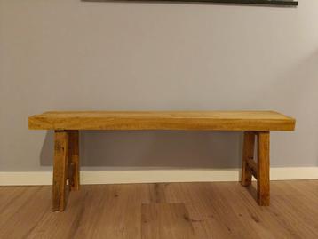 Houten zitbankje beschikbaar voor biedingen