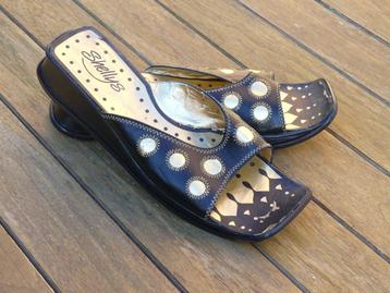 Sandales en cuir noir avec détails dorés taille 40
