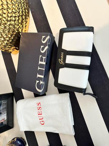 Vintage guess portefeuille leder  beschikbaar voor biedingen