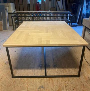 Eettafel visgraat met ijzeren onderstel beschikbaar voor biedingen
