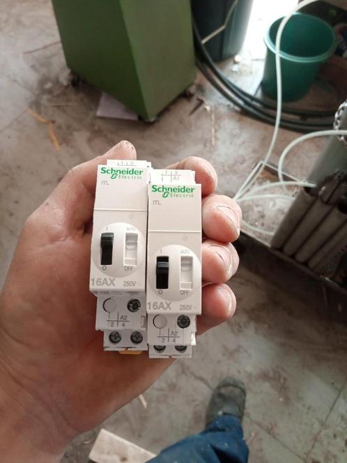 Schneider impulsrelais, impulsschakelaar 2 stuks beschikbaar, Doe-het-zelf en Bouw, Elektriciteit en Kabels, Nieuw, Schakelaar