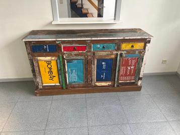 Prachtige originele buffetkast met containeraccenten  beschikbaar voor biedingen