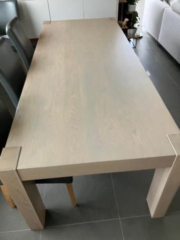 eettafel beschikbaar voor biedingen