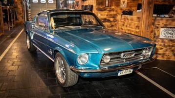 1968 FORD MUSTANG FASTBACK BLAUW AQUA EN ZWART INTERIEUR