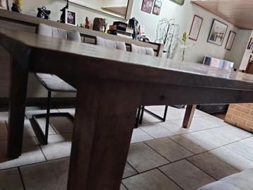 Mooie massieve houten tafel lengte 220 breedte 110