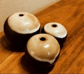 Set van drie keramieken "bollen". beschikbaar voor biedingen