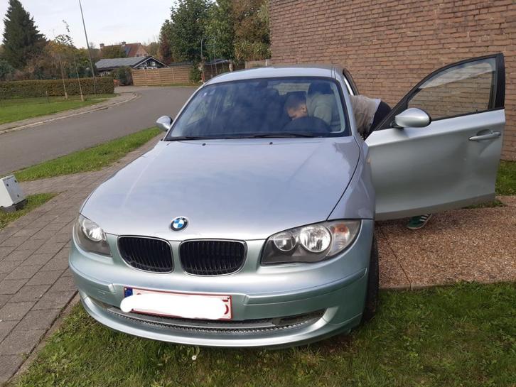 BMW serie 1 2008 - 181000 km - CT ok, Auto's, BMW, Particulier, 1 Reeks, Benzine, Euro 5, Berline, 5 deurs, Handgeschakeld, Zilver of Grijs