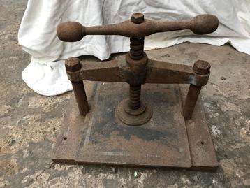 Zware industriële antieke boekenpers, vermoedelijk 19e eeuws beschikbaar voor biedingen